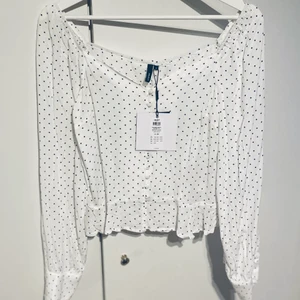 Söt vit prickig blus från OBJECT 🖤🤍  strl 36. Vid urringning. Prislapp kvar. - Vit prickig blus från OBJECT 🤍🖤  strl 36. Vid urringning. Skönt somrigt luftande material. 100% viskos. Prislapp kvar. Betalning sker via swish. ✨