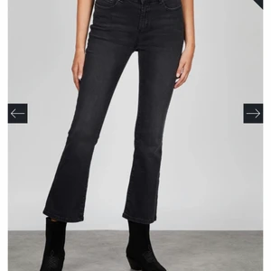 Kick flare jeans - Otroligt snygga kick flare jeans från Ivy. Använda 3 gånger, och därmed i grymt skick. Högmidjade och fransadd nere vid benen. Nypris: 1100kr. *Lånad bild*