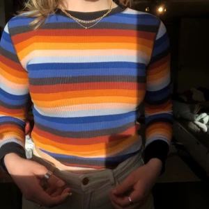 Tröja från Urban outfitters  - Härligt material som är nästan som underställ men inte lika ulligt. Sjukt snygga 70-tals färger. Storlek xs men passar mig som är  M / L .
