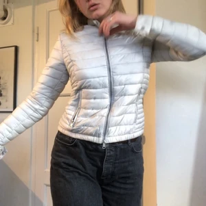 Vårjacka vit - Nätt dunjacka 