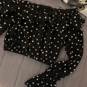 Off shoulder topp nakd x linn ahlborg - En jättefin off shoulder topp från Linn Ahlborgs kollektion med NAKD, säljer på grund av för liten, knappt använd, storlek 32 (passar XXS & XS), säljer för 100kr + frakt 😊