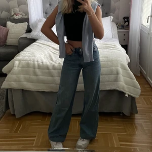 Monki jeans - Super fina Monki jeans som jag har sytt upp en liten bit men är ändå lite långa på mig, (är 159) de är i modellen Yoko. (Köparen står för frakten!)