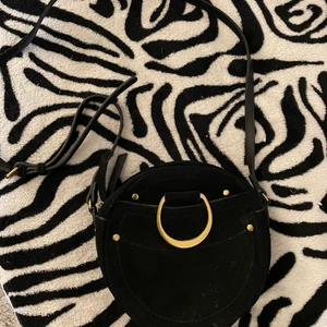 Handväska - Rund handväska från NAKD. 