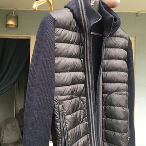 Moncler jacka  - Moncler jacka i storlek M, använd fåtal gånger så är inprincip i nyskick. Inget kvitto men QR kod finns! 