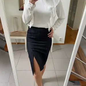 Superfin kjol från Filippa K, perfekt för jobb eller när man vill vara lite mer uppklädd! Knappt använd då den är för liten 🥺 nyskick utan anmärkningar!