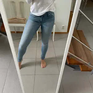 Super fina jeans från Levis i storlek 26/32! Knappt använda och fortfarande mycket fina! 