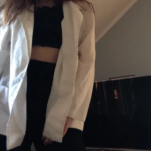 Blazer - En cremevit/ljusbeige blazer i en härlig linnemix! Både märke och storlek är okänt då jag köpte den på secondhand och lappen är borttagen, men skulle uppskatta den till S/M. Min storlek är XS/S och den sitter lite snyggt oversize på mig!🧡