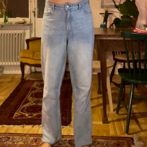 Taiki Straight leg storlek 30 - Världens finaste jeans från MONKI! Modellen heter Taiki straight leg och är ganska pösig, inköpta i våras och använda ca 4-5 gånger. De är avklippta nertill men är hyfsat långa ändå. Världens finaste denimfärg, ljusa och lite ”nötta” i stilen. De är 30 i midjan och 30 i benen, skulle dock säga att de är lite stora i storleken och passar en 31a bra också. Motsvarar M-L skulle jag säga!