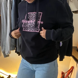 Svart luvtröja  - Jag säljer min svarta luvtröja/hoodie eftersom jag knappast använder den. Den är i storlek xs/s men sitter som S på mig som är xs 