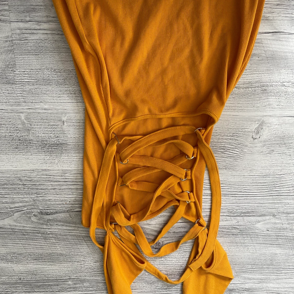 Snygg gul klänning med snörning i ryggen