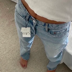 ZARA MID RISE - säljer dessa SLUTSÅLDA populära jeansen från Zara. De kommer inte in i lager längre. Använda fåtal gånger och är i väldigt fint skick❤️Kan diskutera pris privat om du vill köpa direkt(lånade bilder)