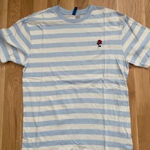 randig h&m tshirt  - blå och vit randig tshirt från h&m. säljer eftersom den är för liten för mig och inte min stil längre. t-shirten är i väldigt bra skick och storlek XS. köparen står för frakt. 