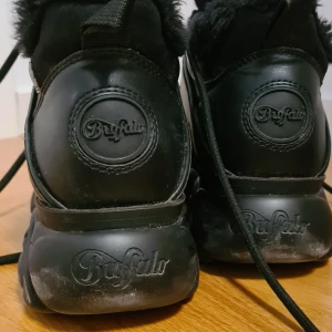 Buffalo skor - Säljer dessa svarta buffalo skor i storlek 39! Passar bra till vinter då dem är fodrade! Priset är just nu 500 kr!