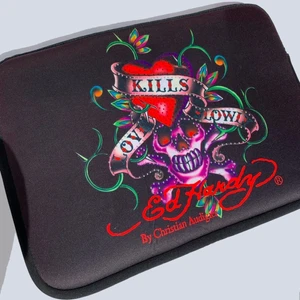 Ed Hardy Laptop Fodral - Snygg och funktionell laptop fodral. Är till salu igen för förra köparen betalade aldrig. Bra storlek för alla laptops. Tjock och skyddande. Blixtlåset funkar jättebra 💥