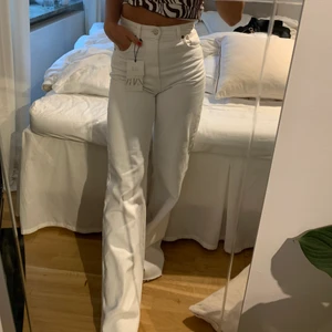 Zara Jeans - Aldrig använda Zara Wilde leg full lenght. Går att klippa av om man vill ha de kortare! Nypris: 399kr, mitt pris: 200kr eller bud