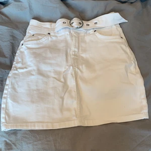 Vit jeanskjol - Vit jeanskjol med ”inbyggt” skärp. Från Bershka strl. 32 men passar 34/xs.