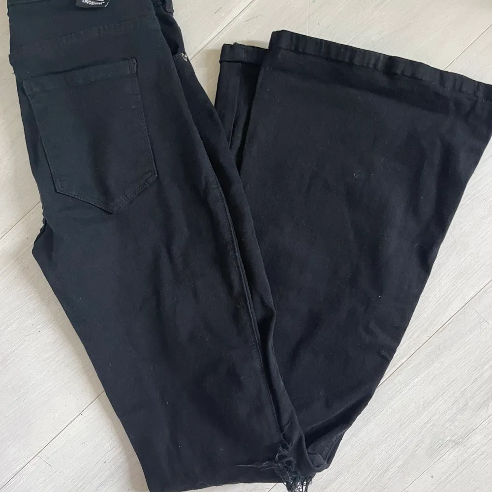 Bootcut Jeans med hål på knäna. Knappt använda, inga defekter. Första bilden är lånad!                                                            Givet pris eller bud💕. Jeans & Byxor.