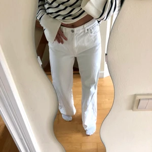 Vita jeans  - Väldigt snygga och fräscha jeans från Weekday i modellen Ace💛 frakt 66kr eller mötas i sthlm