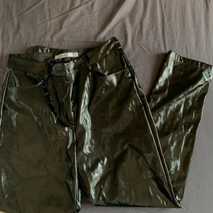 Lackbyxor - Aldrig använda lackbyxor strl 38 från Nakd ❤️