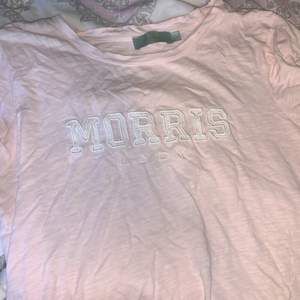 Fin ljus rosa t-shirt ifrån Morris den är i ett bra skick endast använd fåtal gånger. Säljer då den bara blir liggandes i gadderoben 