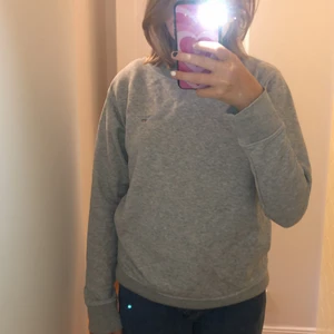 Gant sweatshirt - Fin grå gant tjock tröja. Storlek 158-164 13-14år. Liten i storleken. Bra skick. Gammal. Använd.