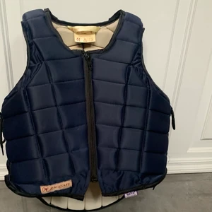 Ridväst  - Säljer min fina ridväst då jag inte håller på med sporten längre. Västen är av märket Racesafe och är i strl XL barn. Passar utmärkt på mig som är 167 cm lång. Västen är använd endast ngn säsong och är i mycket fint skick! 1500 kr+ frakt