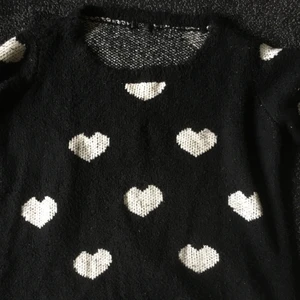 🕷🖤Söt tjocktröja🖤🕷 - En fin tjocktröja med hjärtan, den är stor.