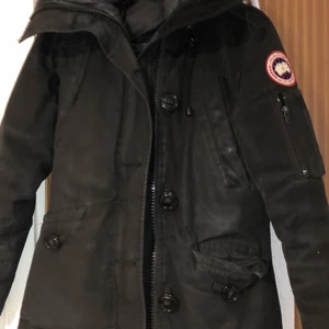 Canada goose jacka  - Canadagoose jacka i xs, använd och är väldigt kort. Pris går att diskutera vid snabba köp!!! Säljer den då den är för liten för mig! 