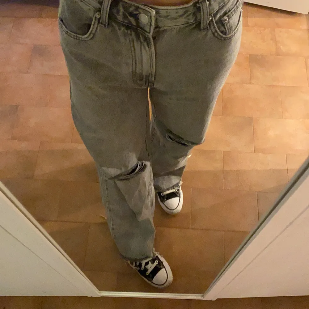 säljer dessa gråa vida högmidjade jeans från bershka då dom knappt kommer till användning. passar bra i längden på mig som är 170cm. storlek S. jag har klippt dom längst ner. knappt använda så bra skick!!💗. Jeans & Byxor.