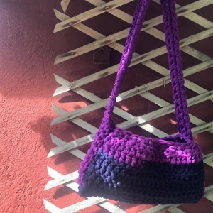 handgjord virkad väska 🤍💜 - Handgjort virkad väska. Lila och mörkblå. Gjord på garn från rester av textilindustrin 🌱 Ca 30x15 cm
