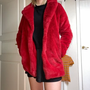 röd pälsjacka - denna varma och härliga jackan köptes på H&M 2018 i storlek XS har använts ganska väl💞 säljer då jag inte använder den längre! priset kan diskuteras!!!