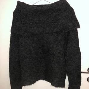 Storlek - XS - En grå stickad of shoulder tröja i storlek - XS ❤️
