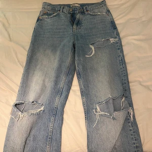 Jeans  - Ett par fina jeans från gina som jag använt några gånger med som är i ett bra skick💕 det är st 32 i jeansen och skriv för fler bilder💗 köparen står för frakt💖