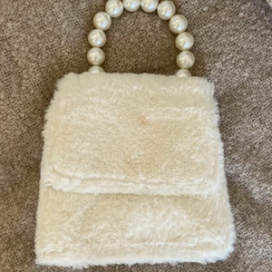 Fluff handväska  - Knappt använd handväska från Nelly. Kan frakta mot betalning 💘 möts annars i Gbg