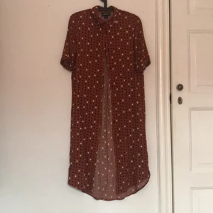 Skjortklänning  - Skjortklänning i fint skick (förutom att sömnen gått upp vid ena axeln). 100% viskos. Fina höstfärger. 