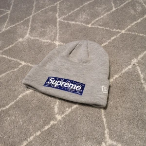 Supreme New Era Box Logo Beanie  - Använd ett fåtal gånger gånger, kvitto finns ej. Köpt från 2am.club fråns instagram. Kägg gårna bud :) 