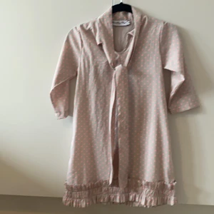 How to kiss a frog klänning 8år - Väldigt fin klänning How to kiss a frog. 8år