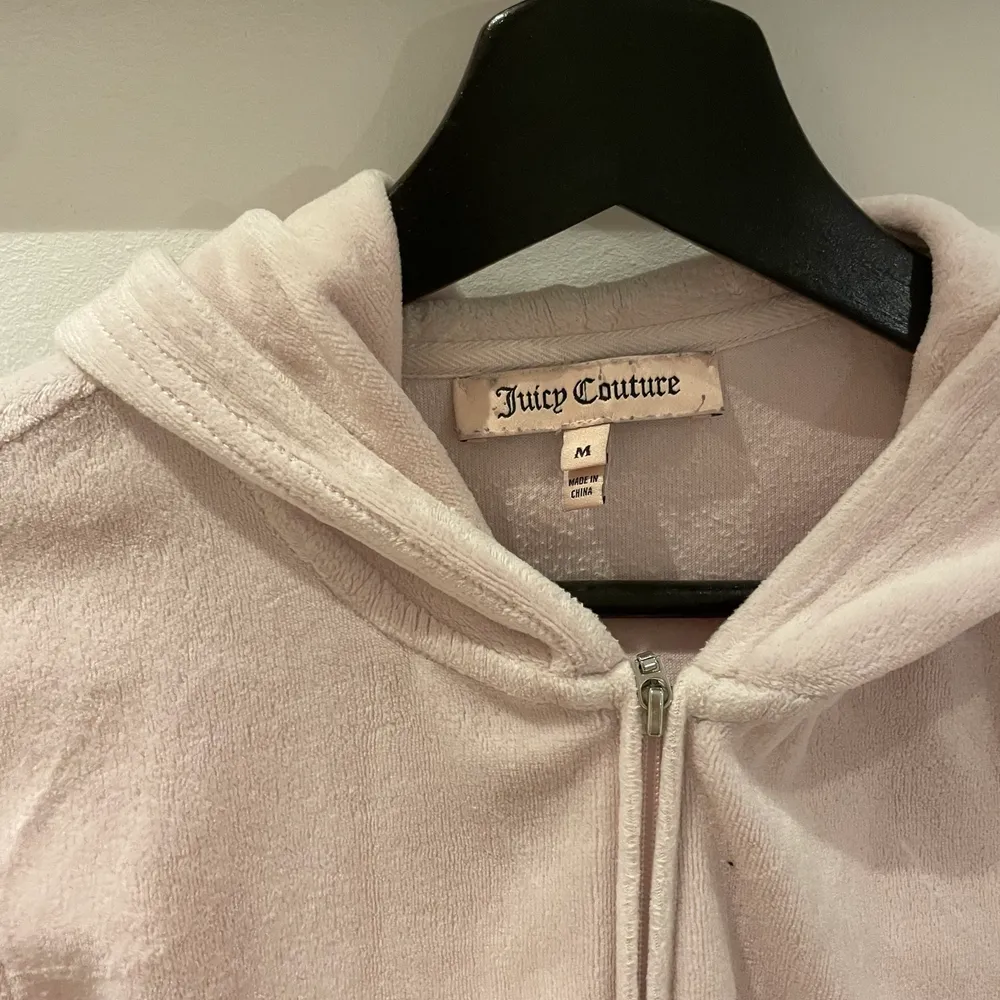 Jätte fin kofta ifrån juicy couture! Äkta men köpt för länge sedan och lite sliten i materialet, dock är detta inget som syns! St m. Tröjor & Koftor.