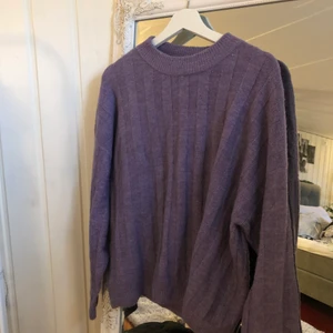 Stickad tröja, monki storlek L - Grymt fin lila stickad tröja från monki som knappt är använd. Köparen står för frakten! (: