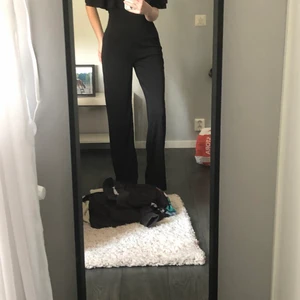 Så snygg jumpsuit - Supersnygg svart jumpsuit, perfekt för ett mer dressat tillfälle. Knappt använd. Storlek xs, bra i längden för mig som är ca 170 cm. 100kr, 150kr inklusive frakt.