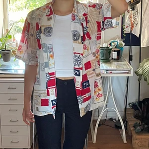 skjorta med mönster - denna skjorta är verkligen så himla snygg! men, precis som mycket annat, får jag inte användning för den! tunn med sidentyg