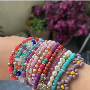 Armband - Egengjorda armband! Säljer armband av elastisk tråd för 30kr st, 40kr med blommor. Frakt 12kr. Kan göras i olika färger, mönster och storlekar! 