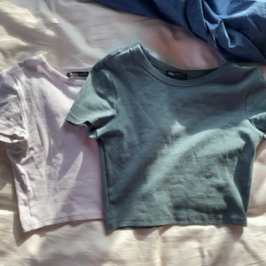 Zara tröja  - Säljer mina fina t-shirts från zara. Det är en tajtare och croppad modell. Använda några gånger. Priset är för båda tröjorna. Pris kan diskuteras💘 kan mötas upp om det krisar