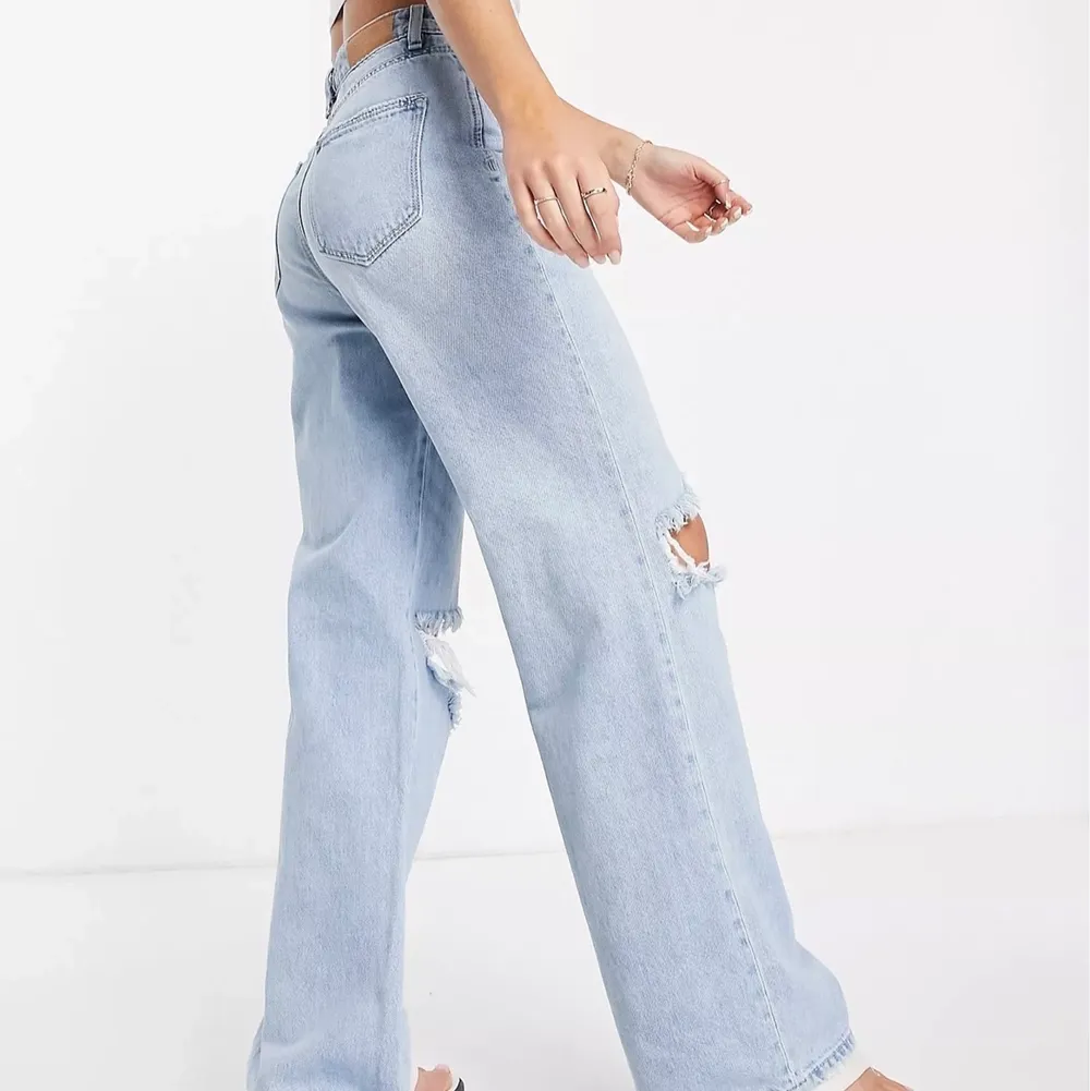 Säljer dessa jeans ifrån Asos 💜 Storlek 34 men är ganska långa i benen. Helt oanvända med lapparna kvar! . Jeans & Byxor.