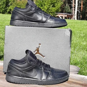 NIKE JORDANS 1 LOW + BOX - Hej!    Jag har valt och sälja mina svarta jordan 1 low. Skorna är köpta på zalando och tillkommer med orginalboxen. Jag har endast använt dem ett fåtal gånger och anser dem att var i  mycket gott skick (se slitningarna på bild 3). Frakt tillkommer på 99:- (spårbar) alt kan hämtas i Falun. Vid frågor är det bara att höra av sig❤😙