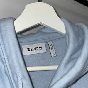 Blå oversized hoodie från weekday i storlek XS. 120kr + frakt (ordinarie pris 350). Som ny, endast använd en gång! 