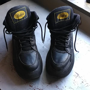 Buffalos - Ett par skitsnygga Buffalos jag köpte här på plick för 400:- de är från 90-talet och därmed One of a kind! Säljer då de dessvärre är för små för mig. Stod 38 på annonsen men skulle säga att de är mer som en 37a. De har lite slitningar pga ålder men är fortfarande i väldigt fint skick och är väldigt bekväma! 