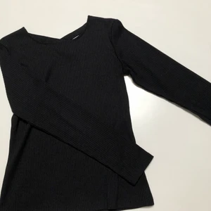 Långärmad svart tröja från Lindex  - Svart långärmad tröja från Lindex men ett litet kryss på ryggen, använd få gånger så i bra skick!