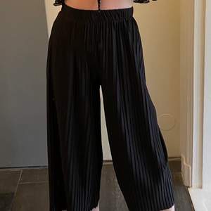 Svarta flowy byxor från Monki. Löst ribbat mönster, fitted waist. Bra skick! 🖤