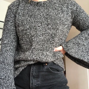 Tjocktröja - Tröja från en udda butik i Spanien. Tjock, mysig tröja med trumpetärmar. Onesize men sitter oversize men snyggt på mig som ofta har stl 36/S och är 160cm. 